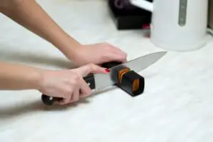 Messenslijper gebruiken voor het slijpen van keukenmessen