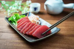 Tonijn rauw eten in de vorm van sashimi