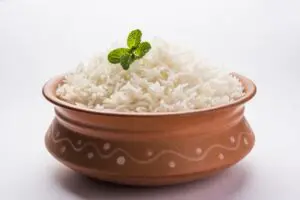 Gekookte basmati rijst in een kommetje